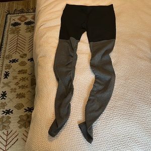 Alo yoga leggings black with grey leg warmers M